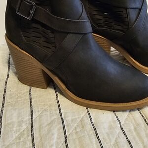 NWOT Cupid Black Criss Cross Booties With Box 3" Heel, Zipper Back Size 7